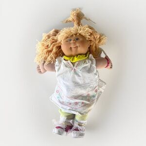 2004 CABBAGE PATCH KID Doll Blonde Yellow Yarn Hair Blue Eyes Play Along PA-2